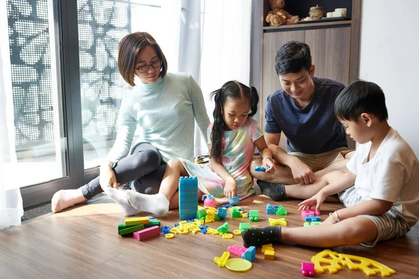 Asiatiska Föräldrar Och Barn Leker Hemma Med Plastfigurer Och Färgglada — Stockfoto