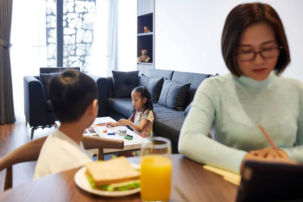 Boy Looking Little Asian Girl Drawing Colored Crayons Table Her — ストック写真