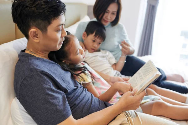 Vietnamese Liest Interessantes Buch Für Seine Kinder Und Frau Wenn — Stockfoto