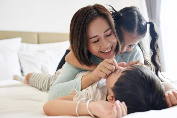 Mutlu Vietnamlı Anne Yatakta Kızıyla Oğluyla Oynuyor — Stok fotoğraf