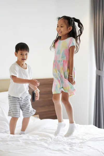 Juguetón Feliz Emocionado Hermano Hermana Disfrutando Saltar Cama —  Fotos de Stock