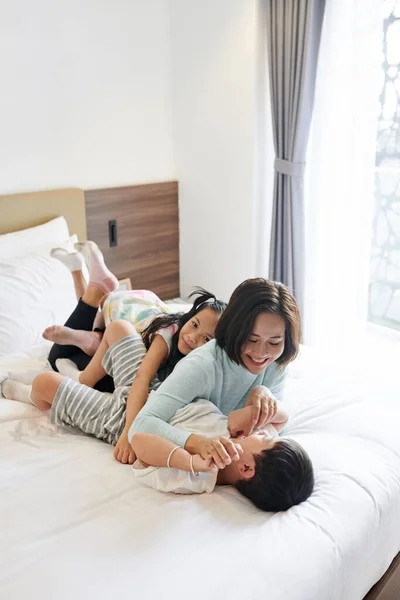 Vietnamita Donna Suoi Due Figli Che Abbracciano Giocano Sul Letto — Foto Stock