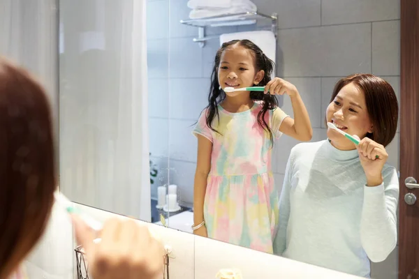 Vietnamese Mother Daughter Brushing Teeth Together Morning — Stock Photo, Image