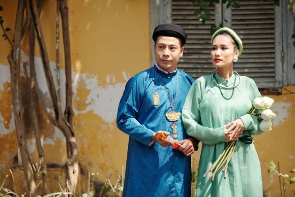 Jovem Casal Vietnamita Vestidos Tradicionais Dai Livre Com Flores Lótus — Fotografia de Stock