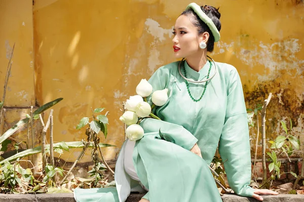 Jovem Vietnamita Atraente Hortelã Verde Dai Vestido Headwear Tradicional Sentado — Fotografia de Stock