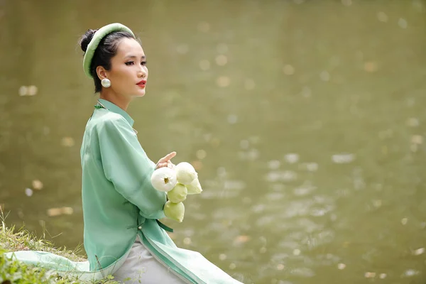 Pensive Krásná Vietnamská Mladá Žena Tradičních Šatech Headpiece Sedí Řeky — Stock fotografie