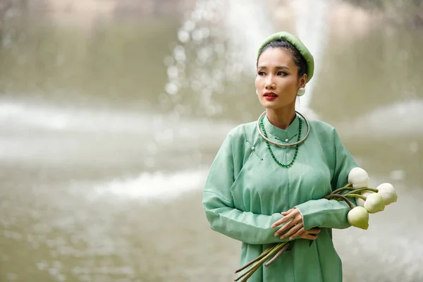 Retrato Mujer Asiática Atractiva Joven Vestido Dai Tradicional Casco Sosteniendo — Foto de Stock