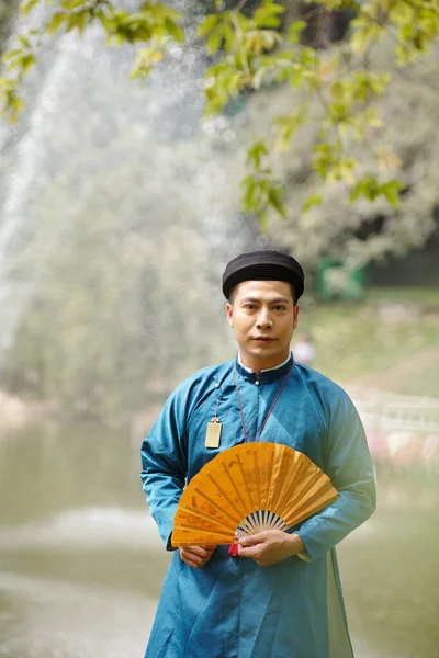 Retrato Joven Vietnamita Guapo Vestido Dai Casco Tradicional Sosteniendo Abanico —  Fotos de Stock