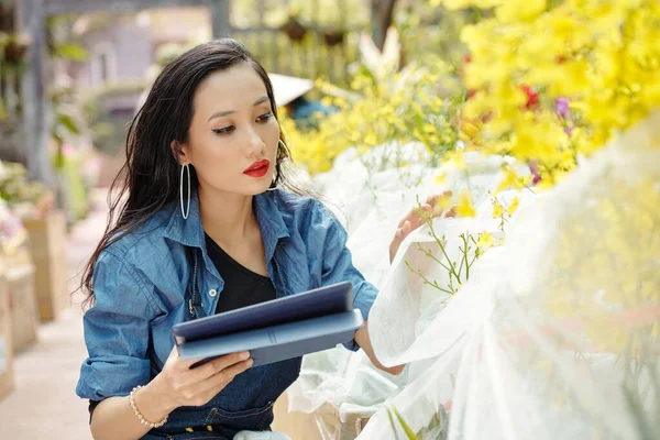 Pretty Young Asian Woman Tablet Computer Choosing Flowers Nursery Garden — Stock Photo, Image