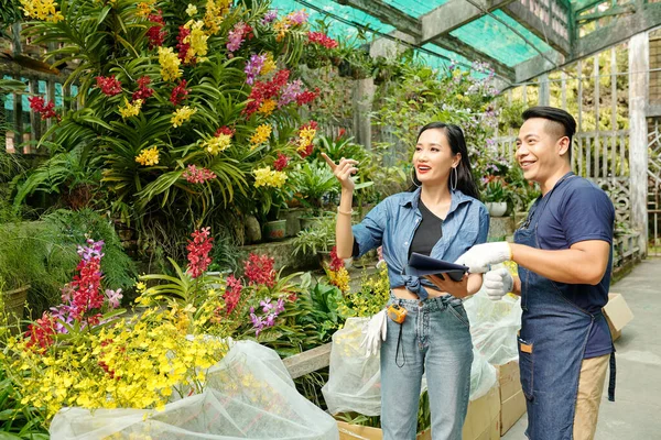 Bella Giovane Donna Vietnamita Chiede Vivaio Aiutarla Con Ricerca Fiori — Foto Stock