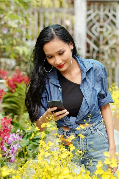 Beautiful Young Smiling Asian Woman Photographing Plants Flowers Nursery Online — Stock Photo, Image