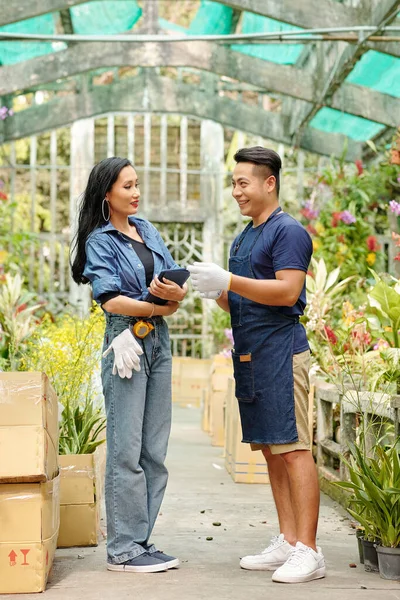 Fröhliche Junge Asiatische Treibhausarbeiter Stehen Gang Und Besprechen Pläne Für — Stockfoto