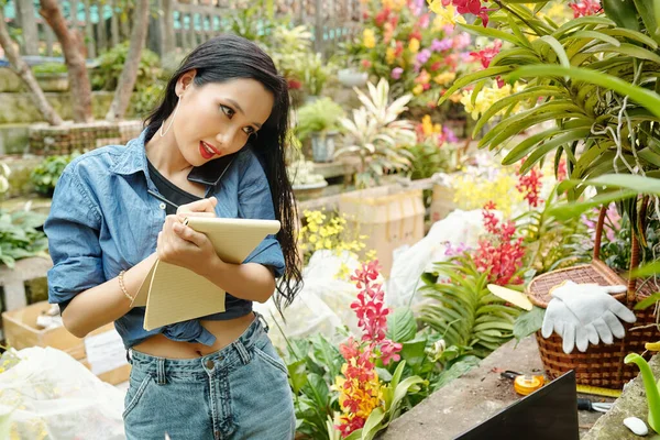 Vrij Positieve Vietnamese Bloemenkwekerij Eigenaar Praten Telefoon Met Klant Het — Stockfoto