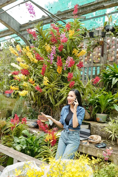 Gelukkig Mooi Jong Aziatisch Vrouw Werken Kas Praten Telefoon Met — Stockfoto