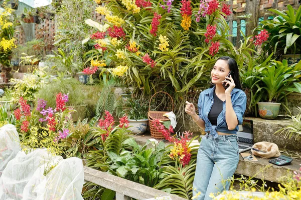 Feliz Bastante Joven Mujer Asiática Gestión Trabajo Invernadero Hablando Por — Foto de Stock