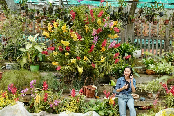 Pretty Young Asian Woman Working Greenhouse Talking Phone Ordering New — Stock Photo, Image