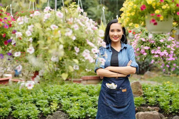 Retrato Feliz Bonito Proprietário Berçário Flor Com Braços Dobrados Sorrindo — Fotografia de Stock