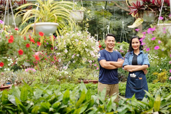 Feliz Joven Pareja Asiática Pie Vivero Flores Sonriendo Cámara — Foto de Stock