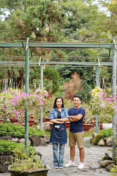 Jovens Alegres Vietnamitas Floricultores Dobrando Braços Sorrindo Para Câmera — Fotografia de Stock