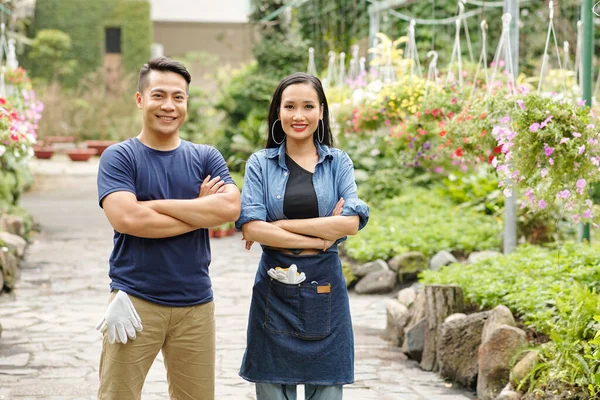 Ritratto Felice Fiducioso Vietnamita Uomo Donna Che Lavorano Nel Centro — Foto Stock