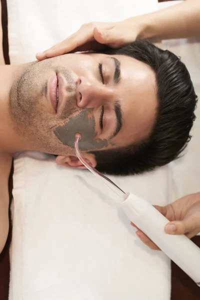 Cosmetologist Usando Dispositivo Especial Fazer Limpeza Ultrassônica Durante Procedimento Spa — Fotografia de Stock