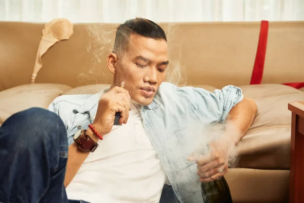 ハンサムな若いアジア人男性喫煙タバコと自宅でアルコールを飲む — ストック写真
