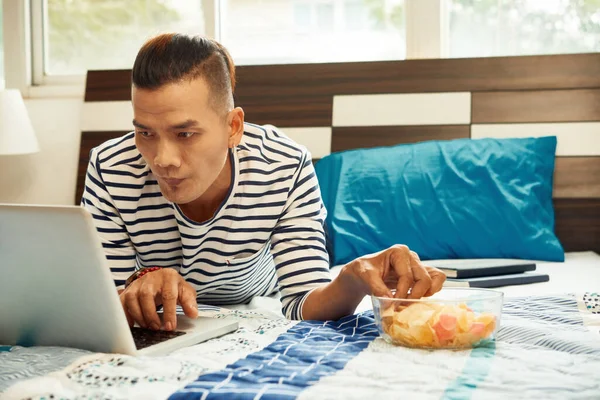 Hombre Joven Concentrado Serio Comiendo Papas Fritas Ver Película Cautivadora —  Fotos de Stock