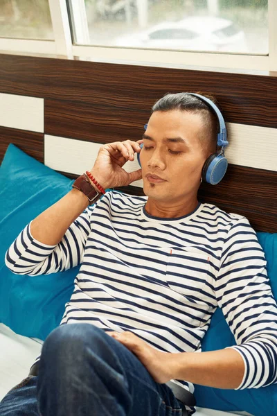 Jovem Vietnamita Descansando Cama Dormitório Ouvindo Música Fones Ouvido — Fotografia de Stock