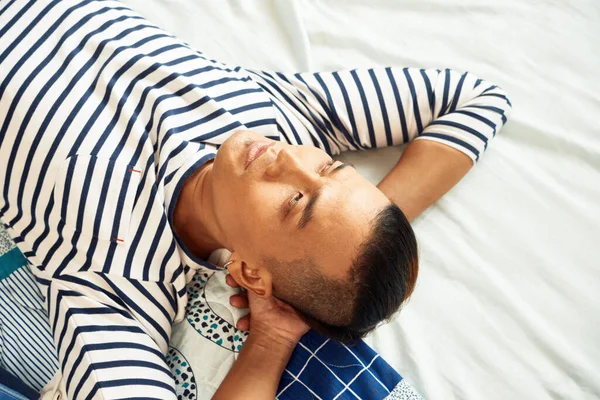 Jovem Vietnamita Sério Relaxando Cama Sonhando Pensando Demais Vida — Fotografia de Stock