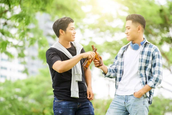 Two Happy Friends Toasting Bottles Beer Walk Outdoors — Stock Photo, Image