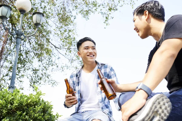 Dwóch Szczęśliwych Azjatów Pijących Piwo Spędzających Razem Czas Świeżym Powietrzu — Zdjęcie stockowe