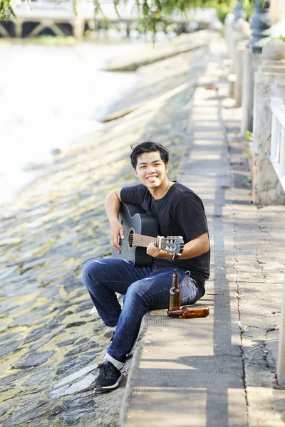 Retrato Joven Asiático Sonriendo Cámara Mientras Toca Guitarra Calle Aire —  Fotos de Stock