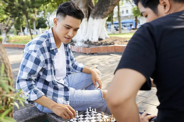 Zwei Asiatische Freunde Spielen Gemeinsam Schach Auf Der Straße — Stockfoto