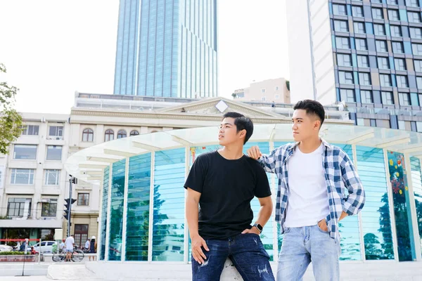 Asijské Mladí Muži Ležérní Oblečení Stojící Městě Letní Den — Stock fotografie