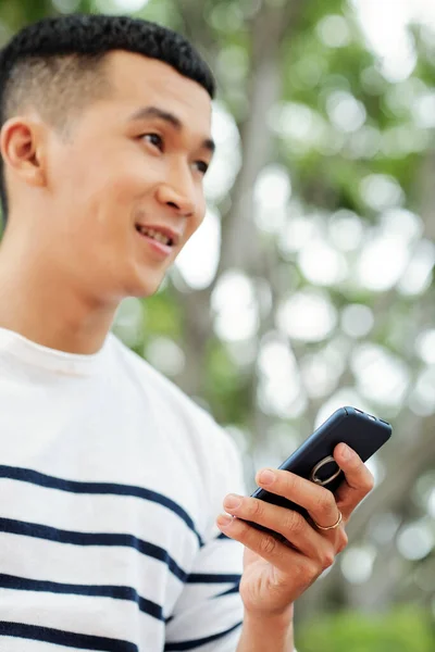 Asiático Jovem Homem Usando Seu Telefone Celular Enquanto Caminhava Livre — Fotografia de Stock