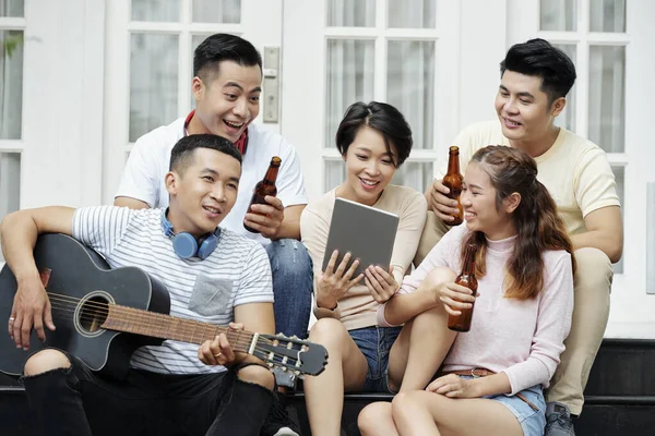 Grupo Amigos Asiáticos Bebendo Cerveja Cantando Músicas Enquanto Tocava Guitarra — Fotografia de Stock