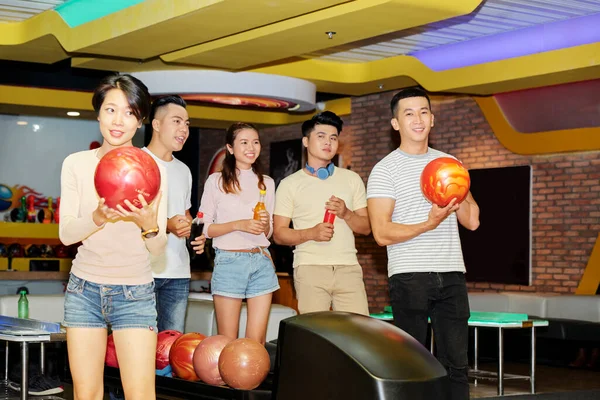 Skupina Asijských Přátel Hraje Bowling Spolu Zábavním Centru — Stock fotografie