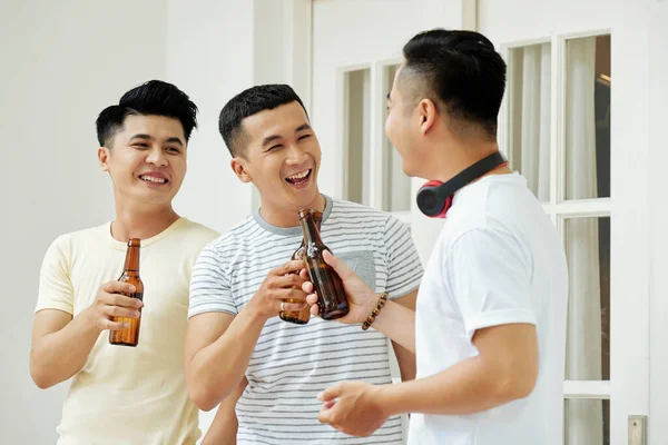 Groupe Hommes Asiatiques Amuser Ensemble Tout Buvant Bière Maison — Photo