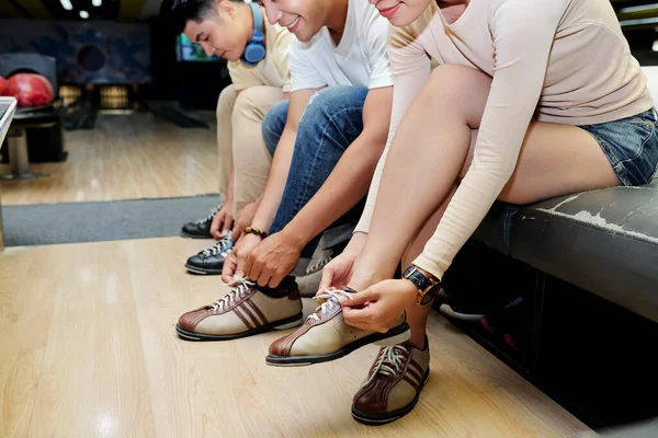 Close Jovens Que Preparam Para Jogo Boliche Colocando Sapatos Especiais — Fotografia de Stock