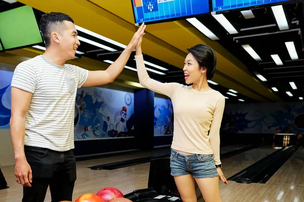 Heureux Asiatique Jeune Couple Donnant Haute Cinq Autre Tout Jouant — Photo