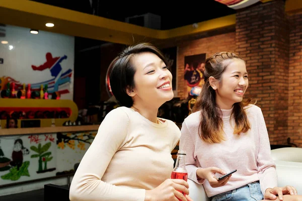 Ázsiai Fiatal Nők Koktéloznak Beszélgetnek Egymással Kávézóban Való Találkozójuk Alatt — Stock Fotó