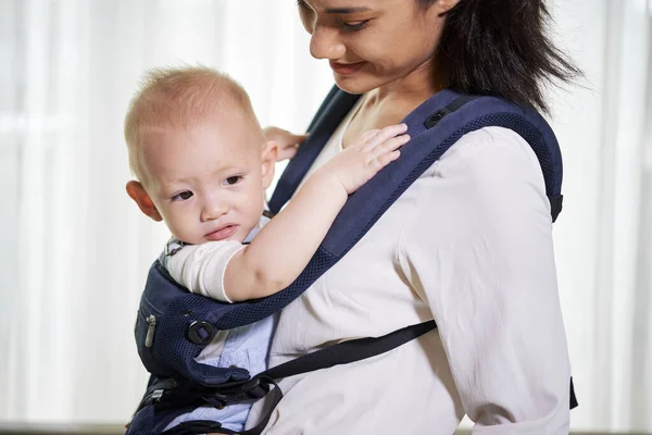 Sorrindo Jovem Mãe Blusa Branca Olhando Para Seu Filho Carrinho — Fotografia de Stock