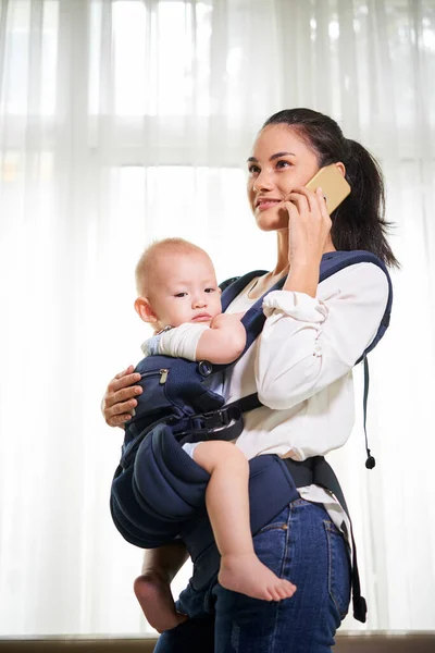 Porträtt Leende Söt Ung Blandras Kvinna Med Baby Pojke Bärare — Stockfoto