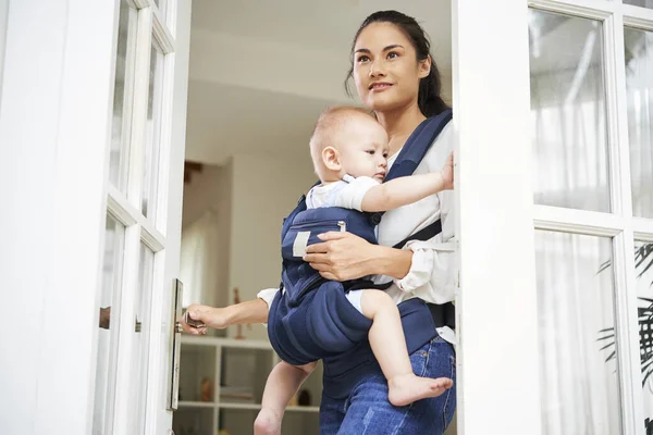 Ganska Ung Blandras Kvinna Öppna Entré Dörr Och Lämnar Huset — Stockfoto