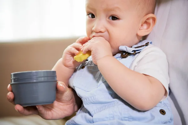 Schattig Klein Kind Dat Geschilde Appelstukjes Eet Naar Camera Kijkt — Stockfoto