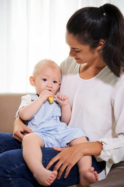Sorridente Giovane Madre Guardando Suo Piccolo Bambino Mangiare Peeled Mela — Foto Stock