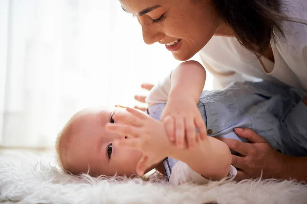 Šťastná Mladá Žena Ohýbající Nad Malým Synem Když Hraje Jeho — Stock fotografie