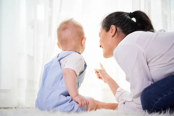 Mor Och Son Sitter Golvet Hemma Och Tittar Genom Fönstret — Stockfoto