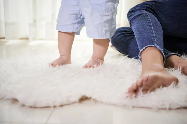 Imagen Recortada Madre Apoyando Niño Pequeño Caminando Sobre Una Alfombra — Foto de Stock