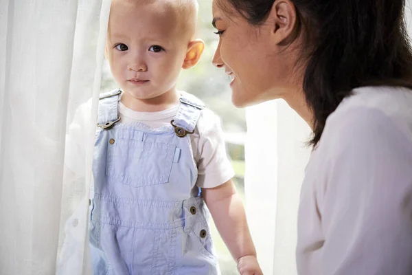 Leende Glad Ung Blandras Kvinna Tittar Liten Pojke Denim Totalt — Stockfoto